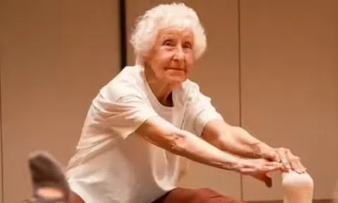 Bí quyết sống khoẻ 'không hề khó' của giáo viên dạy yoga 102 tuổi