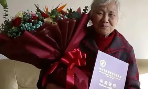 Cụ bà miệt mài đèn sách, 75 tuổi tốt nghiệp cử nhân: "Tôi không muốn nuối tiếc điều gì"