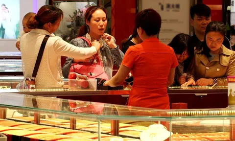 Chi 120 triệu đồng mua 26 chỉ vàng tiết kiệm, 10 năm sau người phụ nữ đến rút thì nhận thông báo: “Không thể lấy lại vì tiệm vàng đã đổi chủ”