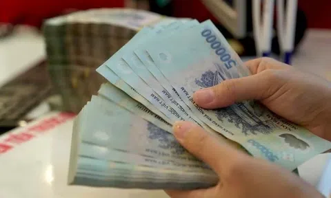 Vị khách 72 tuổi không mua hàng nhưng đưa tiền mặt nhờ chuyển khoản: Chủ tiệm thuốc kéo dài thời gian rồi báo công an xã