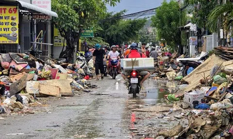 Người dân Nha Trang tất bật dọn "núi" rác thải sau lũ lịch sử