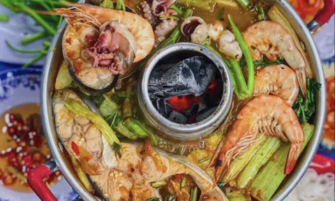 Lẩu "than thở" nổi tiếng miền Tây: Rực rỡ sắc màu, nấu trong chiếc nồi như miệng núi lửa