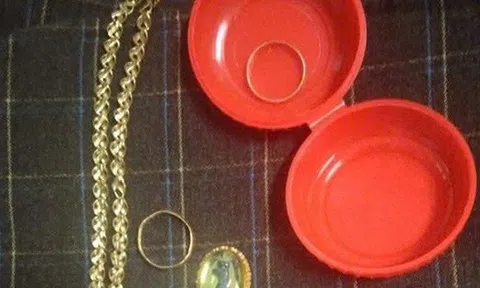 Phát hiện nhiều trang sức bằng vàng trong áo quần cũ gửi tặng đồng bào vùng lũ