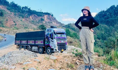 Chân dung nữ tài xế trẻ đẹp lái xe tải chở hàng cứu trợ miễn phí cho miền Trung