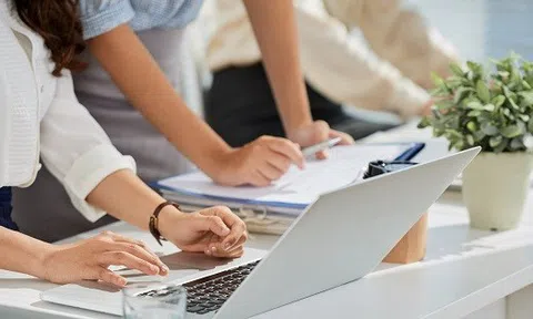 Sếp chuyển tôi sang vị trí thấp hơn, 3 tháng sau có danh sách giảm lương nhưng con số tôi nhận được ảo không tưởng