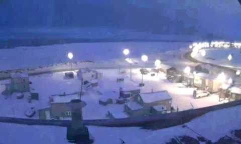 Thị trấn bước vào 65 ngày không có mặt trời trong mùa đông, đến cuối tháng 1/2026 ánh dương mới trở lại