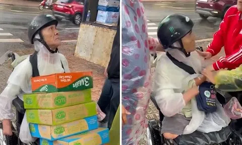 Cụ ông bán vé số cụt tay chân chở thùng mì đi hỗ trợ dân vùng lũ, năn nỉ 1 điều khiến tất cả cay mắt