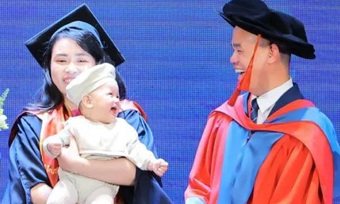 Tân thạc sĩ bế con nhận bằng, khoảnh khắc em bé mỉm cười gây 'bão' mạng xã hội