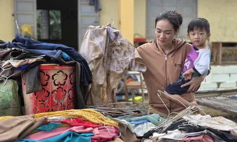 Giáo viên chạy lũ trong đêm và ngày trở lại lớp học ở rốn lũ Hòa Thịnh