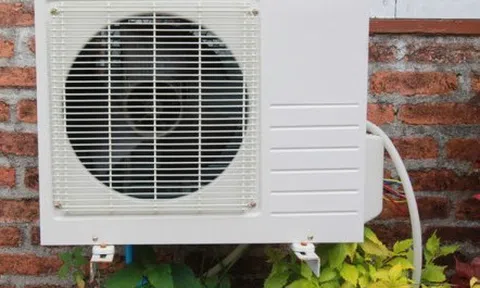 Cục nóng điều hòa để ngoài mưa có sao không?