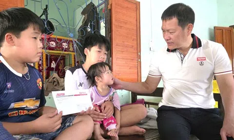 Tạp chí Đời sống và Pháp luật hỗ trợ các hộ có người tử vong, mất nhà do bão lũ tại Gia Lai, Đắk Lắk