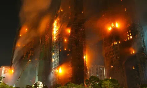 Nguyên nhân rùng mình khiến đám cháy ở Hong Kong (Trung Quốc) lan rộng khắp 8 toà nhà 31 tầng