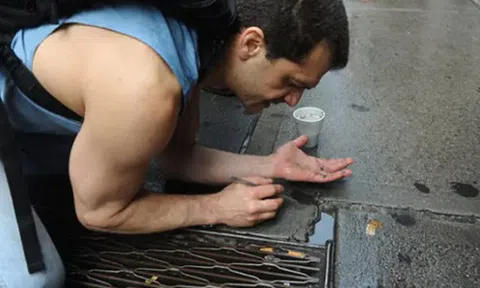 Phát hiện rất nhiều vàng trong các rãnh cống trên vỉa hè