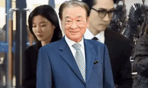 Cả showbiz đến viếng "ông nội quốc dân": Choi Ji Woo khóc xé lòng, Song Seung Hun - Kim Yoo Jung thất thần