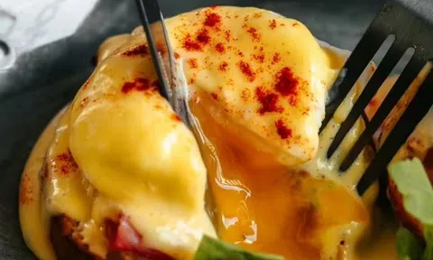 Đừng chần trứng bằng nồi nữa, làm cách này chỉ mất 45 giây mà kết quả thì “đáng kinh ngạc”