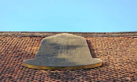 Kỳ lạ ngôi chùa có chuông vàng gắn trên mái ngói