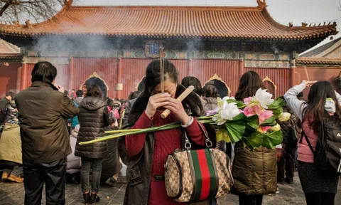 Bất động sản ế ẩm, người Trung Quốc lên chùa cầu bán được nhà