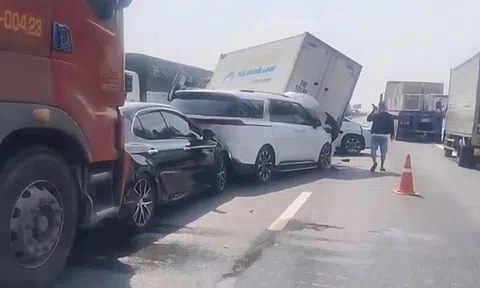 Va chạm liên hoàn 6 xe ô tô trên cao tốc gây ùn ứ kéo dài nhiều cây số