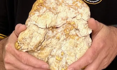 Người đàn ông bẻ đôi cục đá, phát hiện 69 cây vàng trị giá hơn 10 tỷ đồng bên trong