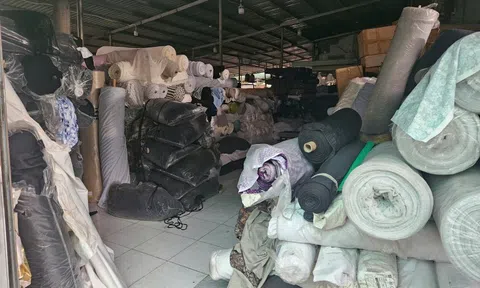 TPHCM: Phát hiện kho hàng chứa trên 100 tấn vải cuộn không rõ nguồn gốc