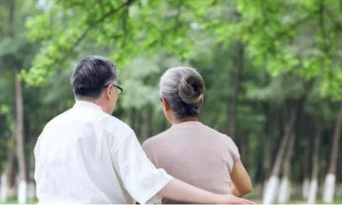 65 tuổi, lương hưu 37 triệu đồng/tháng, cụ ông vẫn làm bảo vệ, không yên tâm "an nhàn tuổi già": Tôi không muốn tụt hậu với đời!