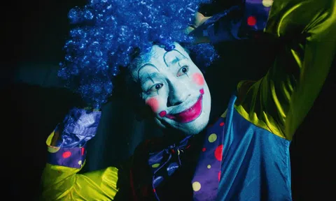 Kiều Minh Tuấn khó nhận ra khi hóa... chú hề!