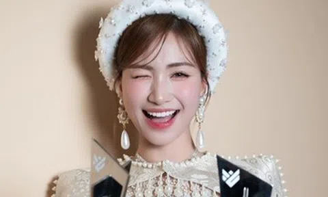 Ca sĩ Hòa Minzy thắng lớn, hành động đẹp của NSND Trịnh Kim Chi