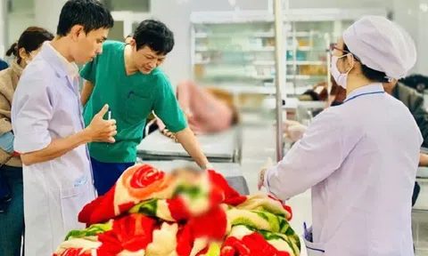 Bệnh viện ở Quảng Ngãi kích hoạt báo động đỏ cấp cứu 13 học sinh bị lật xe