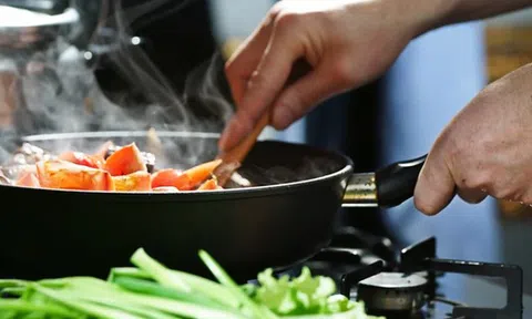 Dùng chảo sai cách, người phụ nữ mắc ung thư gan vì cơ thể chứa đầy “hóa chất vĩnh cửu”