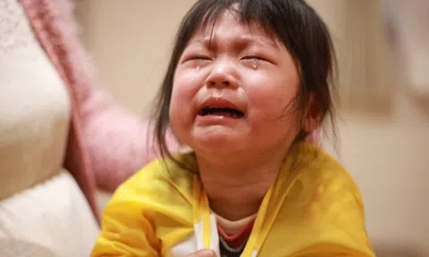 Trẻ hay khóc và cố nhịn không khóc từ nhỏ lớn lên sẽ có sự khác biệt một trời một vực, cha mẹ TUYỆT ĐỐI đừng xem nhẹ!