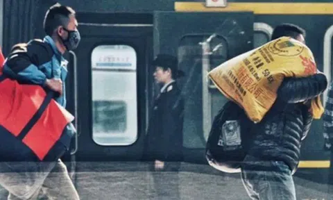 Gửi mẹ 28 triệu/tháng nhờ giữ giúp, 2 năm sau hỏi đến, người con chết lặng