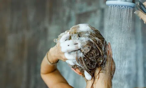Nên gội đầu trước hay tắm trước? Tưởng đơn giản nhưng hóa ra lâu nay nhiều người đã làm sai