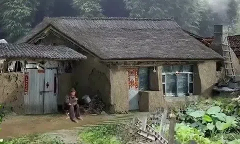 10 năm đi làm xa nhịn ăn gửi tiền về, người đàn ông gục khóc khi thấy cảnh sống thật sự của mẹ