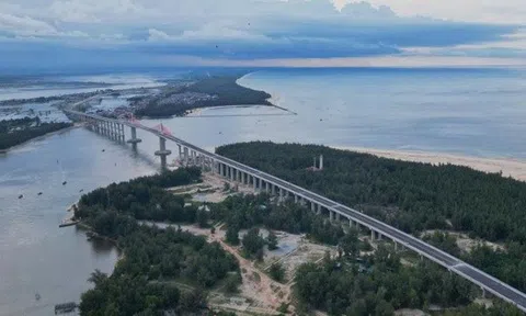 Chính thức: Hoàn thành công trình cấp đặc biệt - cầu vượt cửa biển nghìn tỷ dài nhất miền Trung