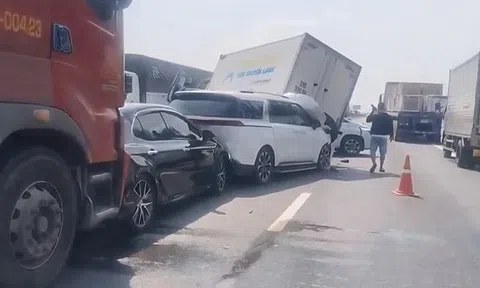 Va chạm liên hoàn 6 xe ô tô trên cao tốc gây ùn ứ kéo dài nhiều cây số