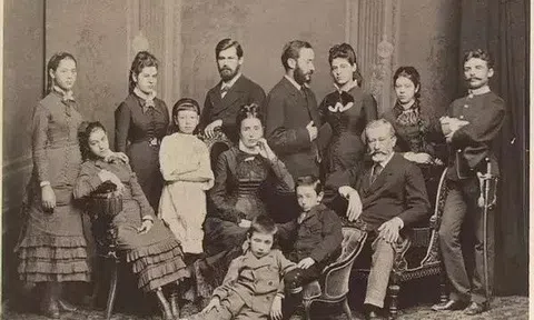 3 thế hệ nuôi dưỡng 16 NHÂN TÀI hàng đầu: Rốt cuộc điều gì giúp gia tộc này liên tục xuất hiện người kiệt xuất? Câu trả lời không ngờ!