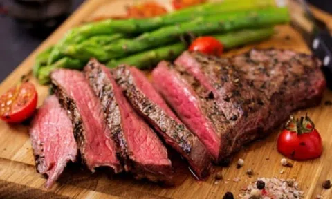 Vì sao có thể ăn tái thịt bò, nhưng thịt gà, thịt lợn thì không?