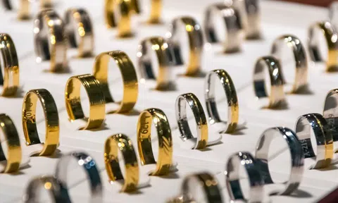 Giá vàng hôm nay 4/12: Vàng SJC neo cao, vàng thế giới đứng trước "ngã ba đường"