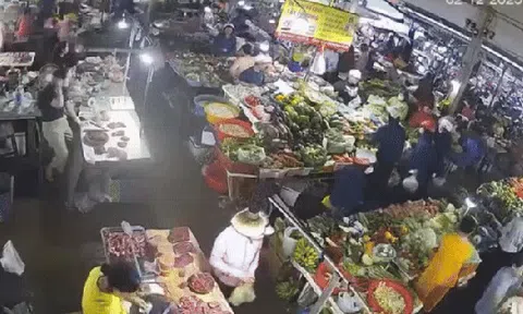 Camera ghi lại khoảnh khắc khiến cả chợ run sợ bỏ chạy