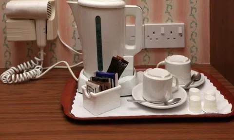 Loại ấm siêu tốc có thể giải phóng tới 3 tỷ hạt vi nhựa: Nhiều gia đình, khách sạn vẫn vô tư sử dụng sai cách