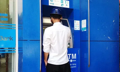 Người đàn ông tới ATM rút 20 triệu đồng, 2 lần số dư vẫn không đổi, vội vã tới ngân hàng kiếm tra: "Tài khoản không lỗi, đó là tiền của anh"