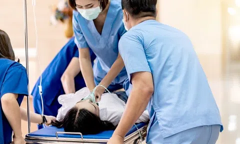 Nữ nhân viên y tế 28 tuổi tử vong đột ngột: Chuyên gia cảnh báo "người trẻ đang chủ quan"
