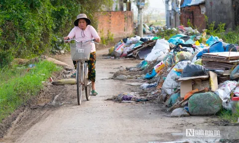 Đắk Lắk: Lũ rút, rác vẫn "ngập ngụa" trên đường, người dân lo ô nhiễm môi trường