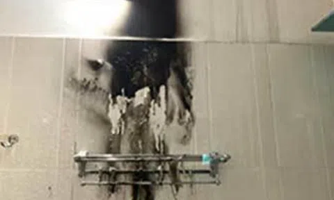 Đèn sưởi nhà tắm bất ngờ phát nổ: Cận cảnh hiện trường khiến nhiều người hoang mang