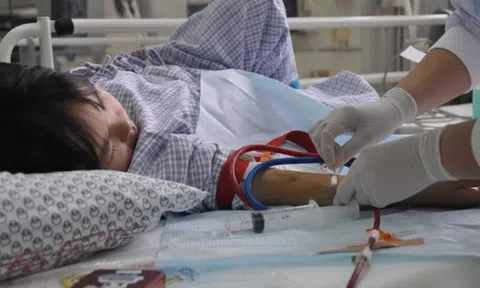 Bé gái 8 tuổi đã qua đời vì ung thư thận, người cha ôm con khóc nức nở: “Tất cả là tại tôi!”