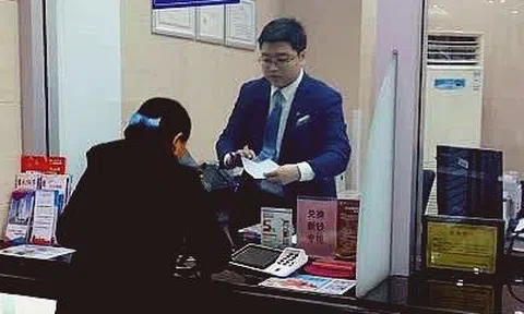 Rút 900 triệu người thân nước ngoài gửi về, nhân viên ngân hàng: Tài khoản 0 đồng, đã rút sạch cách đây 2 ngày