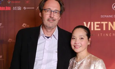 Diễn viên Lê Vi hiếm hoi xuất hiện cùng chồng Pháp, đạo diễn 'Mưa đỏ' hơn cả vui