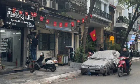 Ô tô phủ bạt "nằm lì" 4 năm trên phố Bát Sứ: Một người đàn ông ra làm việc với công an