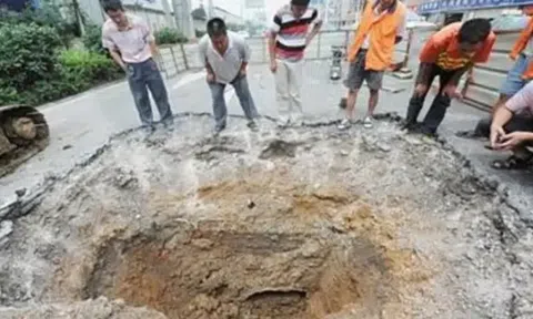 Công trường dừng thi công khẩn cấp vì máy xúc đào trúng vật cứng, kho báu hơn 11.000 tỷ đồng dưới hố sâu 2m được đào lên