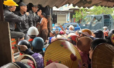 Đoàn cứu trợ về từ vùng lũ Nam Trung Bộ: “Nghe giọng Huế, bà con quý lắm”